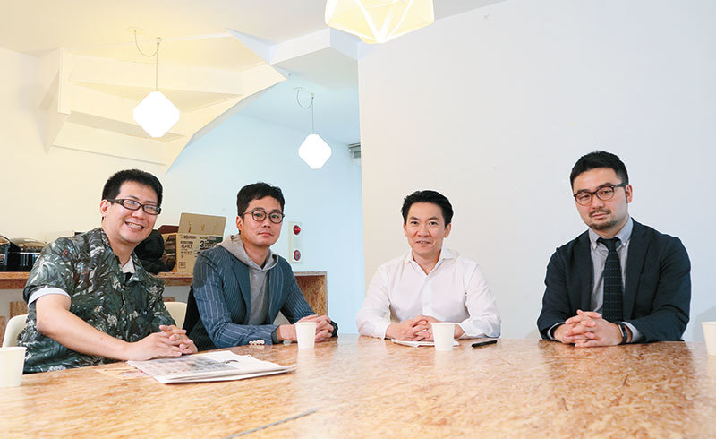 山本社長(右から2人目)が場を提供するプロデューサーの役割を、漫画編集出身の北岸芳広氏(左端)が「タメランド」編集長を、『夢をかなえるゾウ』『人生はワンチャンス!』『LOVE理論』シリーズのヒットメーカー水野敬也氏(左から2人目)が自らも連載しつつ、作家の卵一人一人の作品のクオリティーを上げる役割を務める。