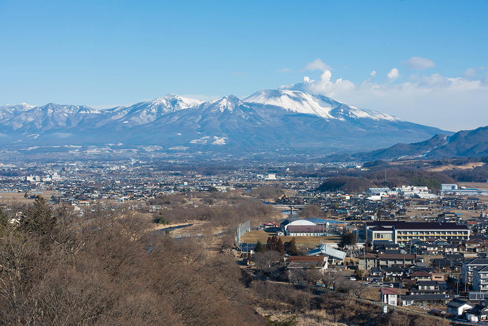 佐久地域は長野県の東部に位置し、浅間山、八ヶ岳、遠くには北アルプスを望む山々に抱かれた地で、中央南北に千曲川が流れる。東京から新幹線で1時間ほどとアクセスも良好で、軽井沢、野辺山高原、蓼科高原などのリゾート地にも近い。高い晴天率、昼夜の寒暖差 、夏の冷涼さ、冬の厳しい冷え込みなど、内陸高原特有の気候風土に寄り添いながらの暮らしや産業が、古来 営まれてきた。「この風景を思い浮かべながら、お酒を飲んでほしい」と、田澤社長は言う。