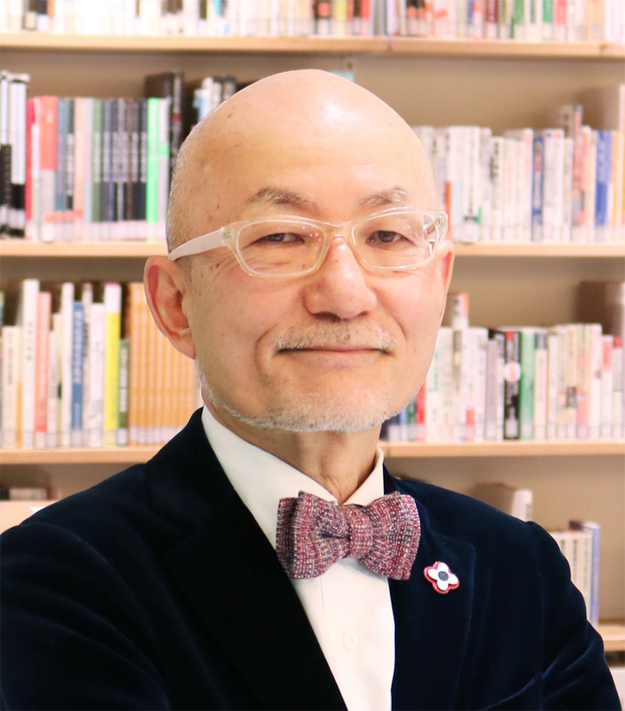 白土謙二氏: 思考家。元電通執行役員/特命顧問 1977年電通入社。以来クリエーティブディレクター、CMプランナー、コピーライターとしてキャンペーンやブランディングを担当する。その一方で、企業の経営戦略・事業戦略から、商品開発、店舗開発、イントラネット構築、CSR戦略まで、統合的な課題解決を戦略と表現の両面から担当して大きな成果を上げてきた、広告界のレジェンドの一人。電通社内だけでなく、大学から専門学校NPO、そして顧客企業や行政まで、広い領域の多様な対象者に対して、さまざまな切り口からマーケティング・コミュニケーションにおけるプロフェショナルなスキルを教育する活動にも、熱心に取り組んできたことでも知られている。 担当した主なクライアント:SONY、YAMAHA、SEIKO、AJINOMOTO、7-11、ASAHIBEER、SUNTORY、TOYOTA、UNIQLOなど。