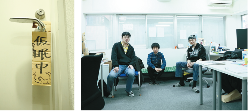 駆け出し感あふれる作家さんのドア(左)、お互いの原稿を 批評してクオリティーを 高め合ってます!(右)