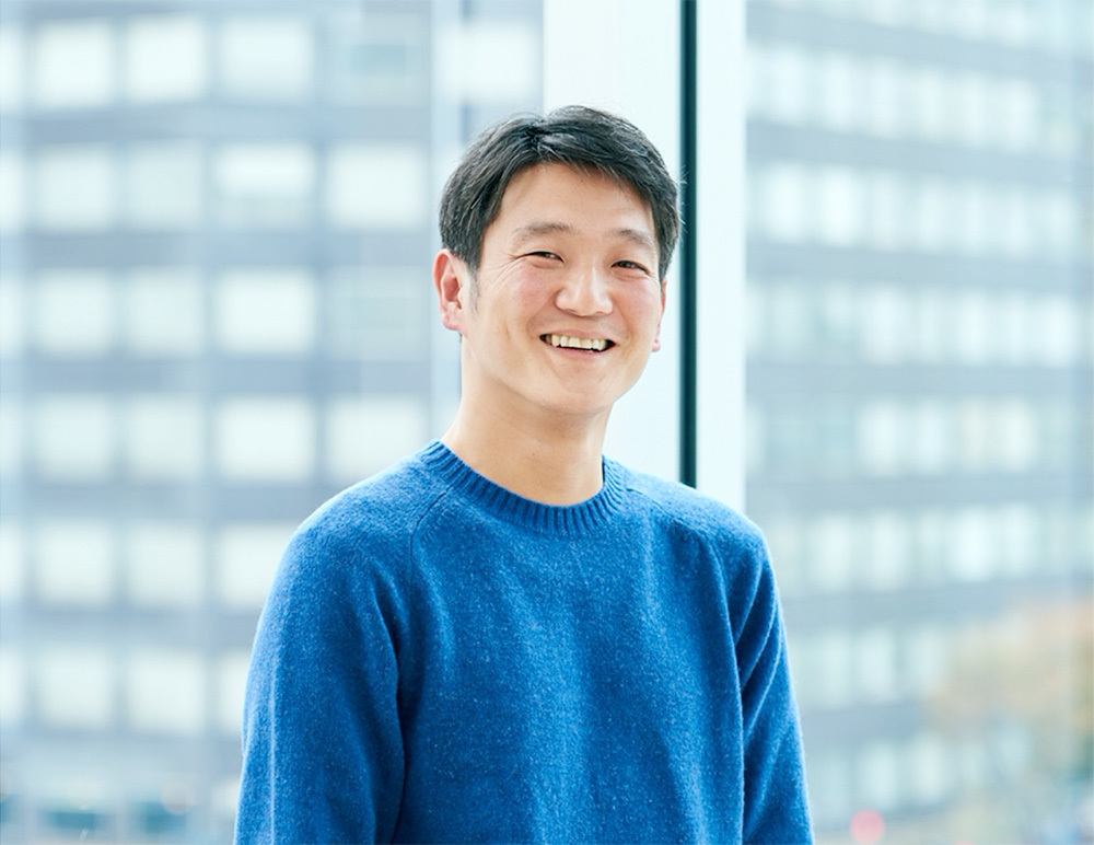 糸乘健太郎(いとのりけんたろう)氏:アートディレクター(電通CXCC)。キャラクターを活用したコミュニケーションで幅広く活躍。ポイントサービス「Ponta(ポンタ)」、テレビ東京「ナナナ」、ホーメルフーズの「SKIPPY’S」などのキャラクターデザインを手がける。キャラクターとテクノロジーを掛け合わせて新しい顧客体験を作るキャラクターCXソリューションをリリースし、これまでにないキャラクター体験を実践・運用している。