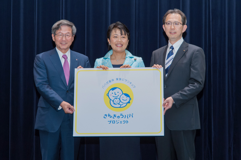 シンボルマークを囲む有村大臣(中央)、岡本経団連副会長(左)と内堀福島県知事(右)。