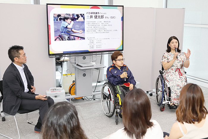 パラ卓球の土井健太郎選手(D2C所属)と共に、競技の魅力や見どころを紹介する大日方氏(8月20日、「電通パラ・イニシアチブ主催『パラ検!』」で)