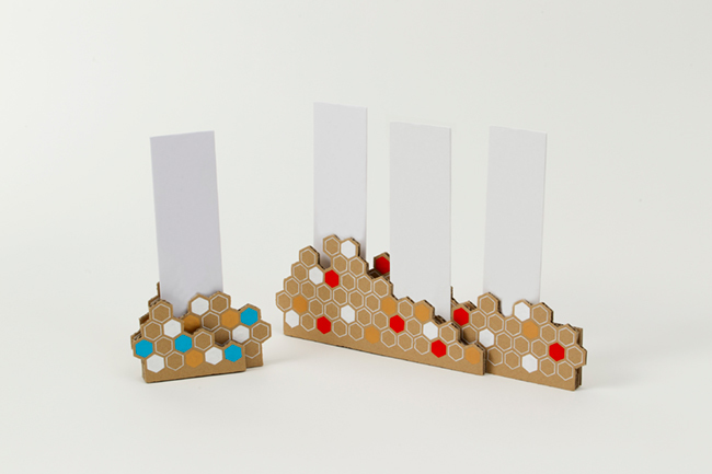 神棚のない現代の家のためのお札立て「ofudana」/2CRP局・勝又祐子―1年たったらお札と共に神社やお寺に納めて一緒に燃やすことができるスタイリッシュなお札立て。