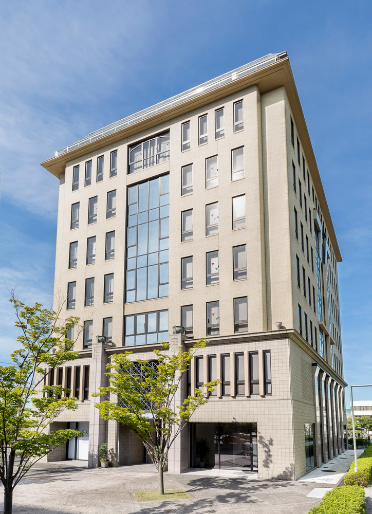 京セラ本社に隣接した8階建ての稲盛ライブラリー(写真提供:京セラ/稲盛ライブラリー)