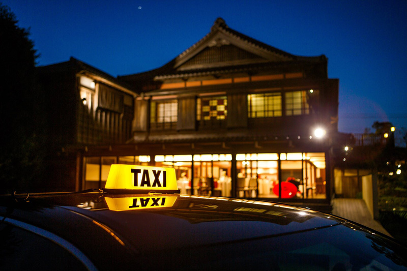 吉野川タクシーは車両の行灯(あんどん:屋根に設置されているサイン)に社名を表示していない。小さな差別化を図るより、自らが顧客サービス充実に取り組み、地域のシンボル企業になろうと決意した証しとして、「TAXI」表記のみの行灯を採用した。