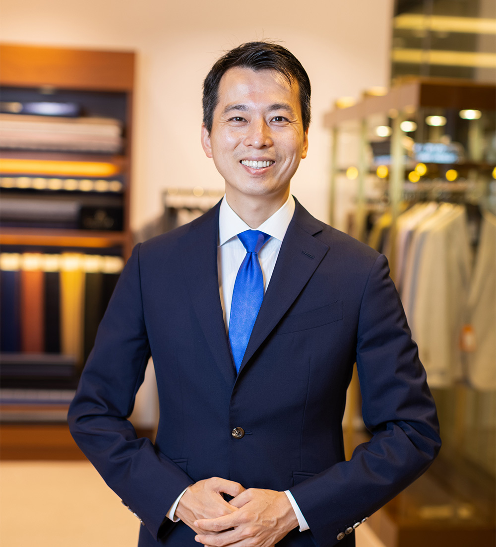 小林 英毅(こばやし えいき)氏:銀座英國屋 代表取締役社長。1981生まれ。慶應義塾大学経済学部卒。IT系企業、システム導入コンサル・開発を経て、銀座英國屋へ入社。2009年、28歳で3代目代表取締役社長に就任。倒産寸前だった社業(当時の預金は月商の0.4カ月分)を建て直し、現在に至る。主な経歴に一橋大学MBA・明治大学MBAのゲスト講師(事業承継における組織論)、「後継者育成相談協会」(https://www.sessonoyu.jp/)の理事長、100年経営企業家俱楽部での講演など。後継者の経営支援実績(ガラス製造、介護、霊園、幼稚園など)は多数。