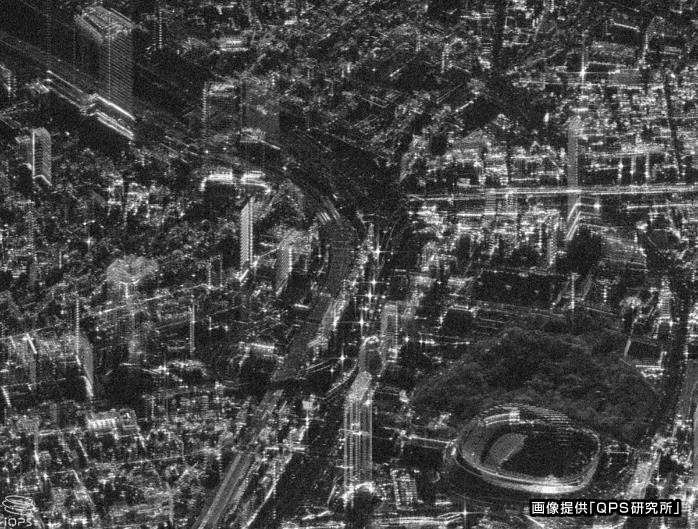 QPS-SAR衛星が撮影した東京ドーム周辺。屋根が薄い膜のため電波が透過し、グラウンドが確認できる。
