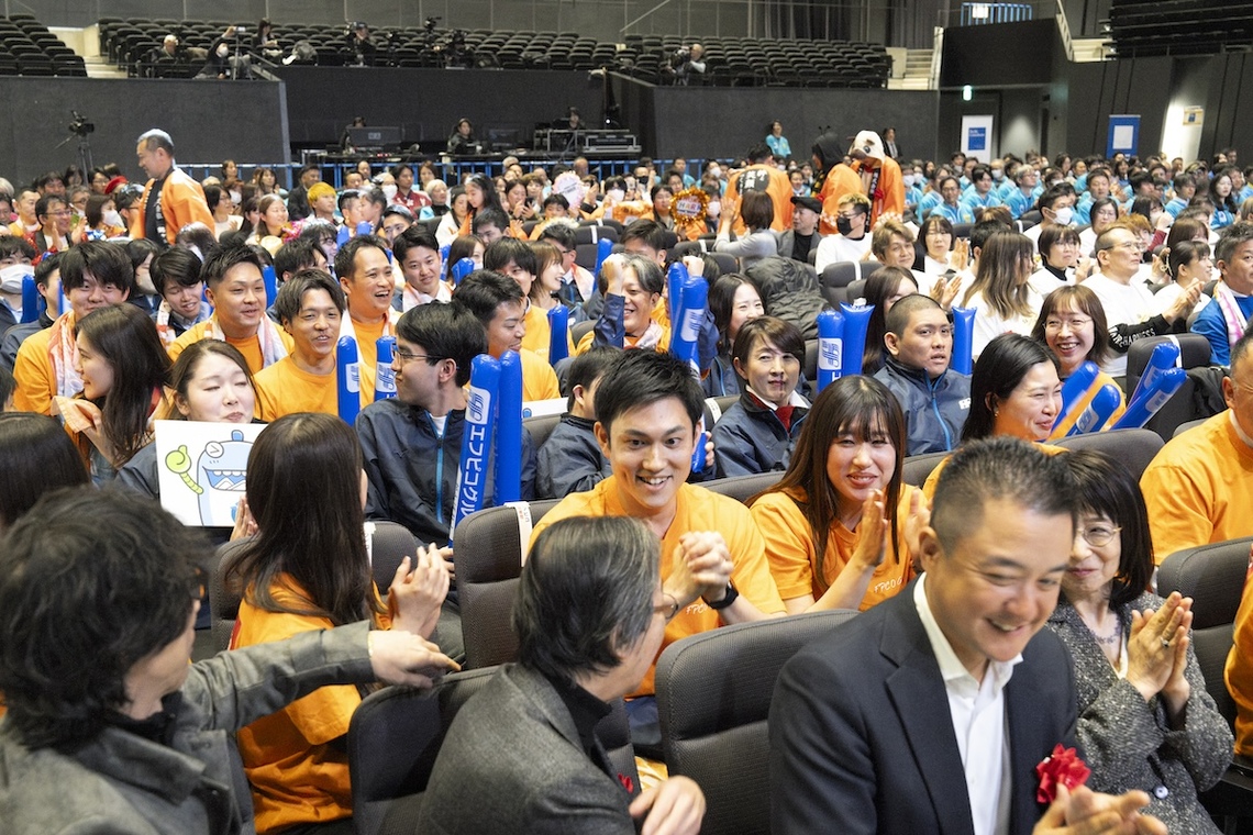 客席で結果発表を見守る一同