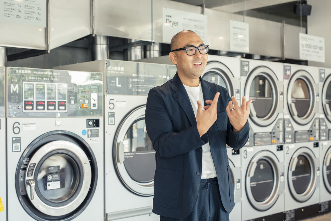 OKULAB（オクラボ）代表取締役CEO　久保田 淳氏 神奈川県横須賀市生まれ。大学を卒業後、新卒でアディダスジャパンへ入社。 2010年に農業ITベンチャーを創業し、2年で売却。2012年にソニーピクチャーズ・エンタテインメントで経験を積み、2014年よりハイアールアジアで現在のランドリービジネスにつながる基盤を築く。潜在的なユーザーニーズにビジネスの可能性を感じ、2016年に株式会社OKULABを創業。