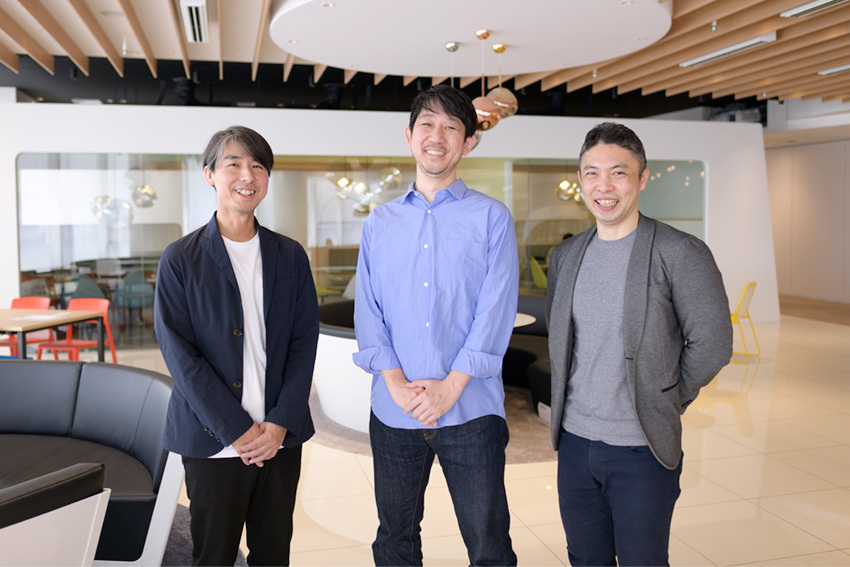 左からISID コミュニケーションIT事業部・中村成孝氏、電通アイソバー ビジネスデベロップメント本部・吉岡真氏、電通デジタル データ/テクノロジーソリューション部門・越久村克士氏