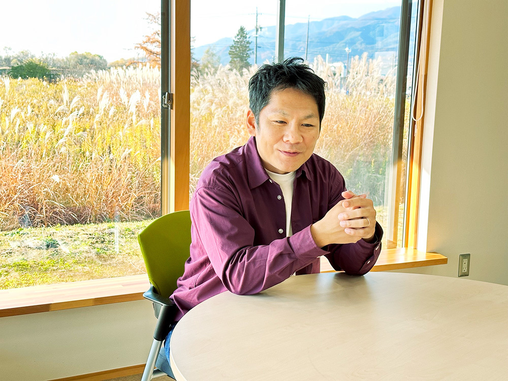 瀬川直寛氏:フルカイテン代表取締役CEO。1976年生まれ、奈良県出身。慶應義塾大学理工学部機械工学科で、機械学習や統計学を用いて天然ガスの状態変化を予測する研究などに没頭。卒業後、外資系IT企業に営業担当として入社。 ほどなく6億4000万円を売り上げ、トップセールスを記録する。いくつかのIT企業への転職の後、2012年にFULL KAITENの前身となるハモンズを起業。18年に社名を変更し、現在に至る。