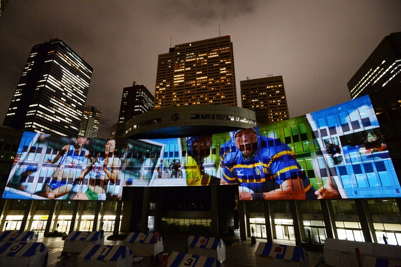 都議会棟の壁面では「宣言」をイメージしたプロジェクションマッピングを投影