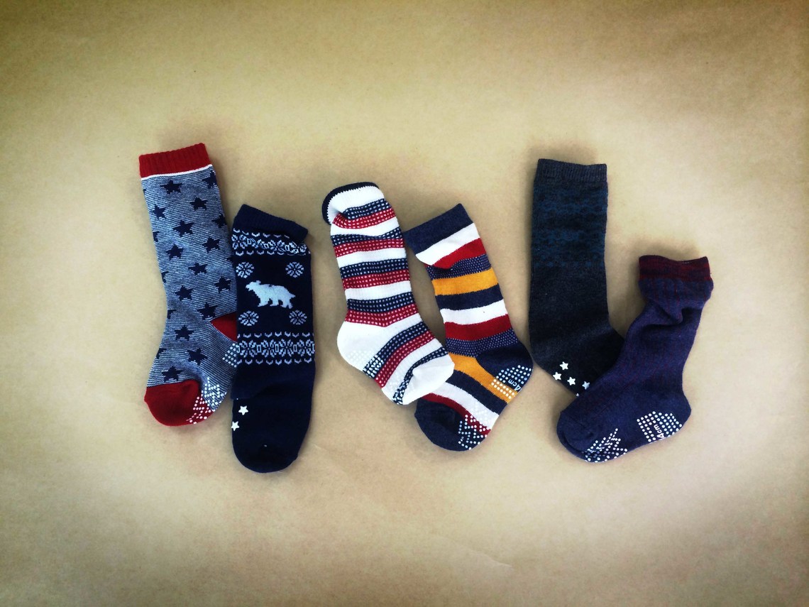 ばらばらの靴下を3つ1組で売ったらどうなるだろう?「リトルミスマッチ」