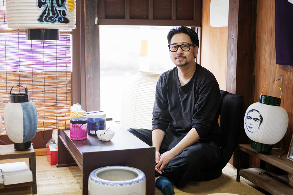 伊藤博紀(いとうひろき)氏:伊藤権次郎商店/クラフカルト代表取締役社長 1990年福岡県生まれ。大学でマーケティングを学び、卒業後はファッションビルのプロモーションを経験。その後、福岡県八女市で200年以上の歴史を有する「伊藤権次郎商店」で職人として本格的に提灯製作を始める。現在は8代目として伝統を守りながらも新たな取り組みに日々挑戦している。