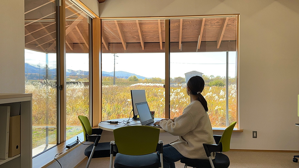 パノラマオフィスから臨む大自然の風景。(写真は、フルカイテンの社員でもある、瀬川社長の奥さま)