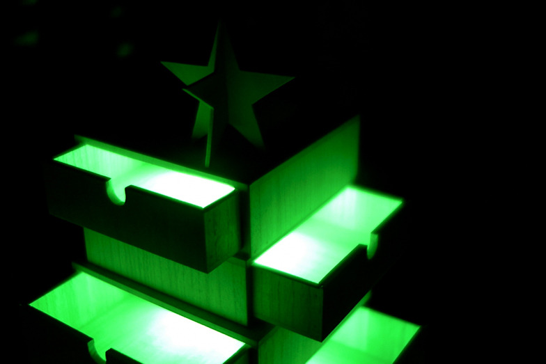 桐箱でつくるクリスマスツリー。