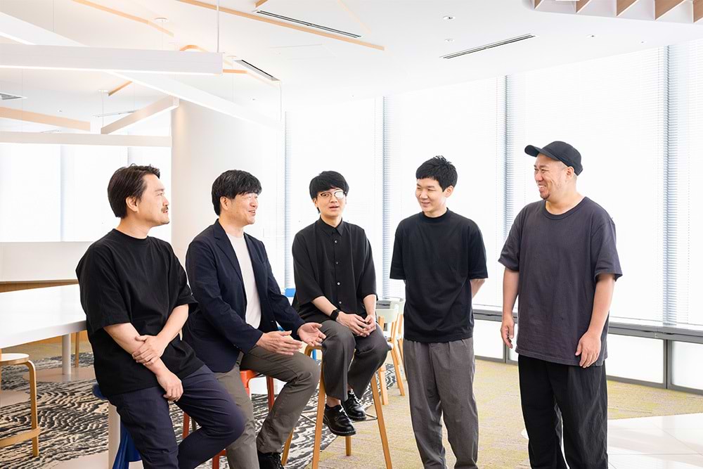 左から日立製作所 赤司卓也氏、越智啓之氏、電通デジタル 高橋優太氏、電通岸本和也氏、越智一仁氏