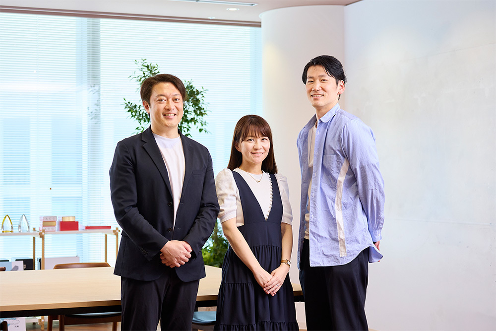 左から電通 関俊作氏、講談社 松浦希氏、電通 南木隆助氏