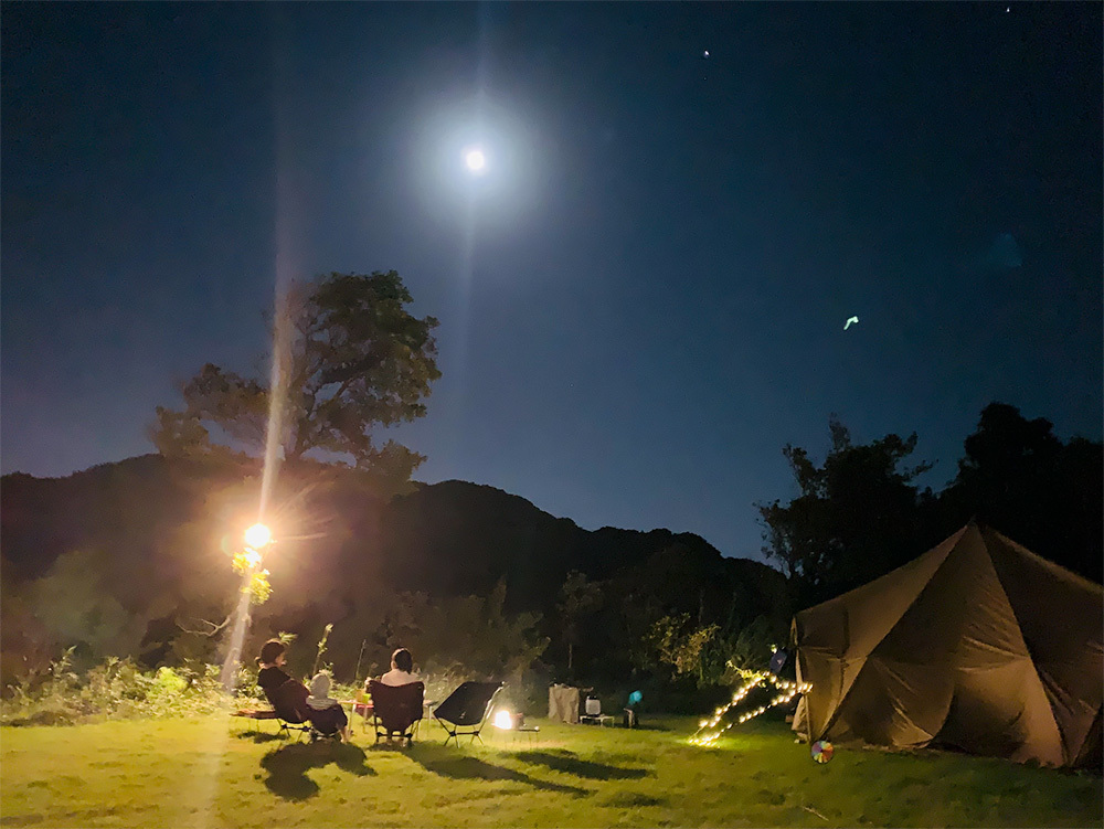 キャンプ地のテント(撮影:三浦僚氏)