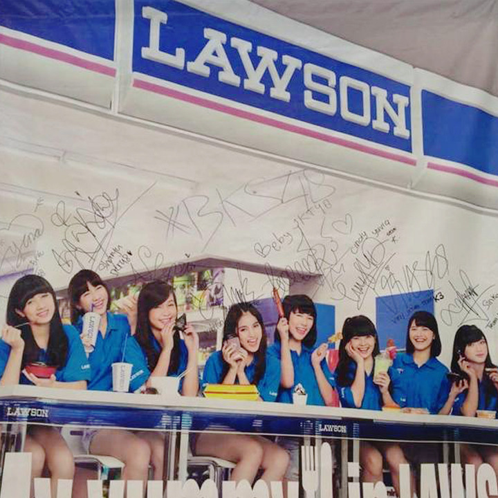 【ローソン】
メンバーがローソンの店内からラジオ生放送