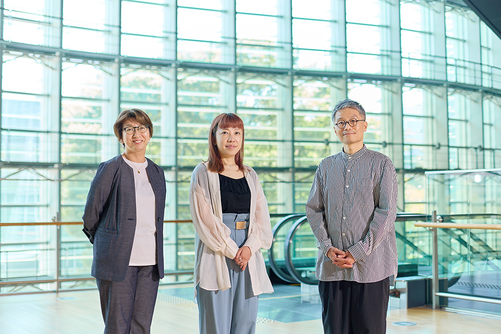 左から国立新美術館 真住貴子氏、同 吉村麗氏、電通 中野良一氏
