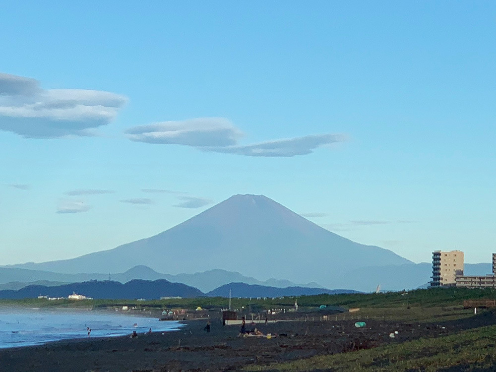 実家の畑で採れる野菜は、何だかんだいって富士山から長い年月を経て運ばれてきた水で育っています。そりゃ、おいしいわけですよー。この写真は、事務所のある湘南からみた富士山なのですが(笑)。