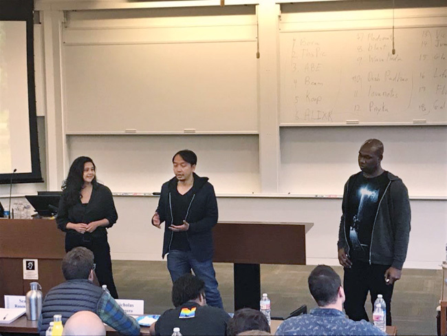 アントレプレナーシップの授業では、3、4人のチームをつくり自分たちのスタートアップアイデアを、教授やベンチャーキャピタリストのアドバイスを受けつつ練っていきます。最終日にはGoogleのトップだったエリック・シュミット氏と全クラスメートの前でプレゼンを行います(著者中央)。授業のアイデアのまま在学中に起業をする学生も多々います。