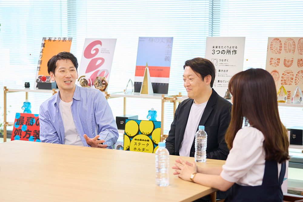 左から電通 南木隆助氏、電通 関俊作氏、講談社 松浦希氏、