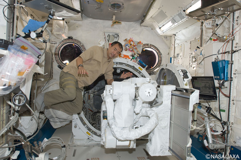 ISS「きぼう」の実験棟での作業をする野口氏(2010年1月)
