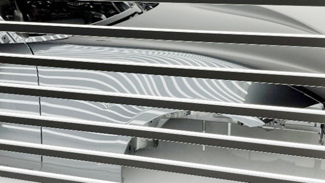 ゼブラ灯を当てた合板に当てることで、このようなゼブララインが浮かびあがる(筆者撮影)