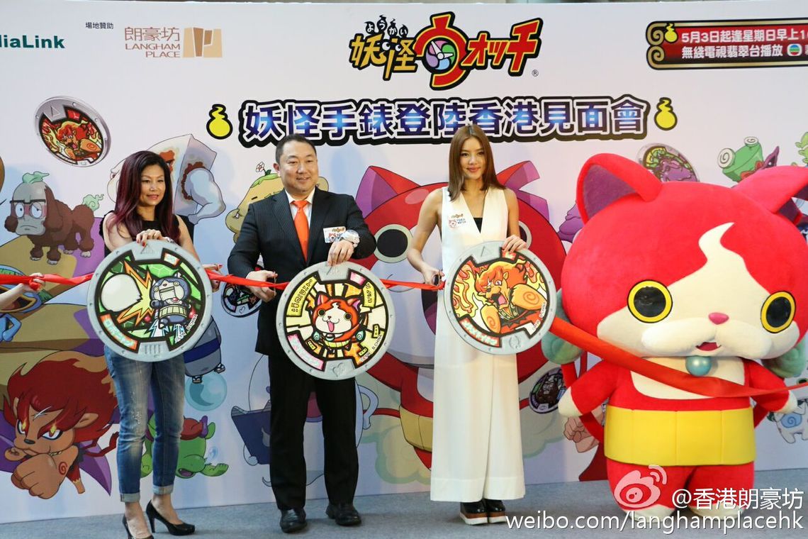 キックオフイベントにて。中央はバンダイ ナムコ アジア取締役・辻太郎氏、右が人気モデルのゲイリ・ライさん