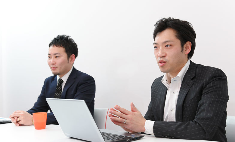 (左から)ネクステッジ電通の仁宮学さんと、電通の河合友大さん。