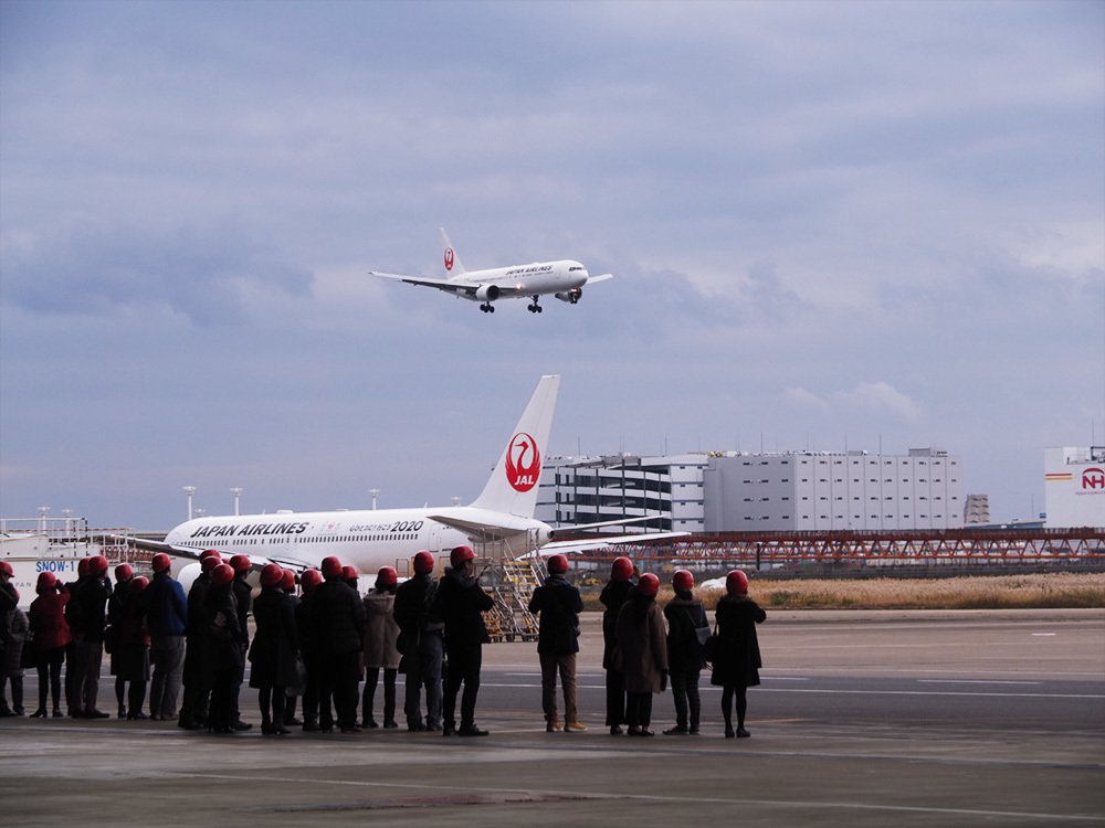 格納庫見学風景(写真提供:日本航空)