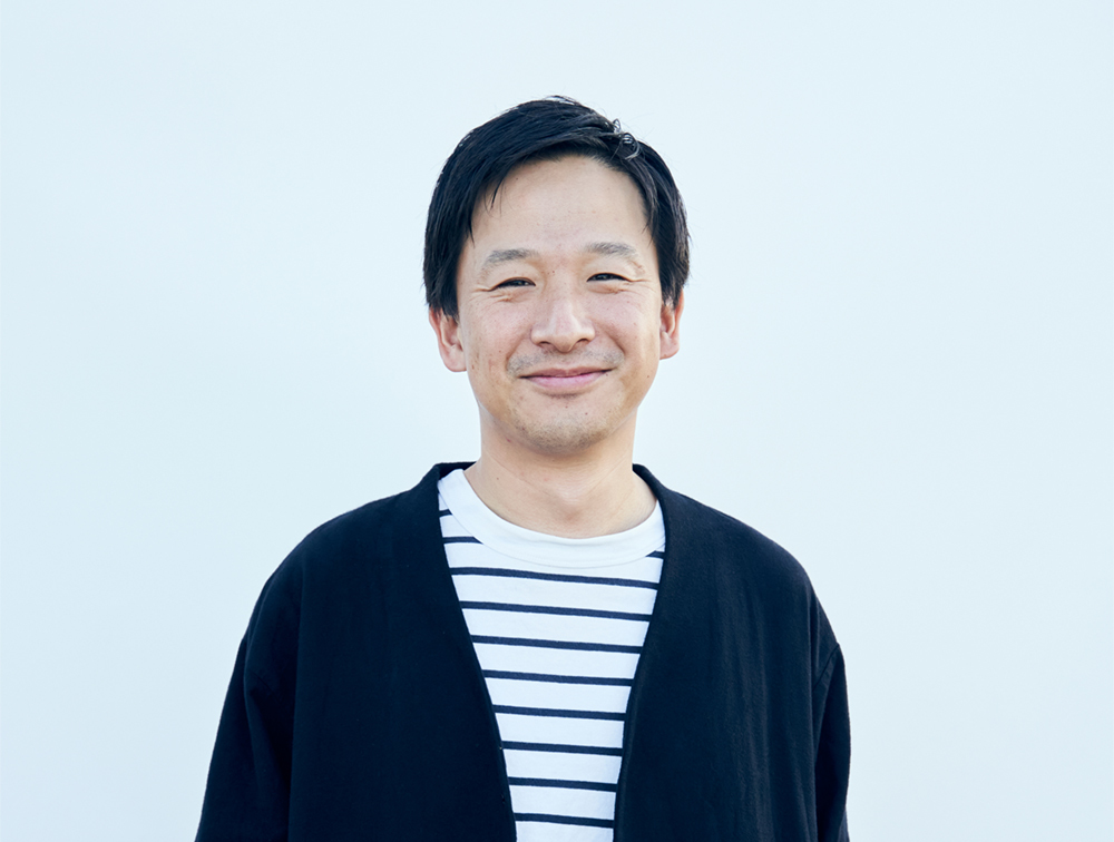 川野輝之氏:ECOMMIT代表取締役CEO 高校卒業後に中古品輸出企業に就職し、4年間の修業期間を経て22歳でECOMMITを創業。創業後、中国に輸出された日本の電子ごみによる環境負荷を目の当たりにし、トレースできない中古品の海外輸出を一切停止し、環境問題に改めて向き合う。現在は、自社開発システムを主軸に企業や自治体のサーキュラーエコノミー推進事業を全国に展開する。