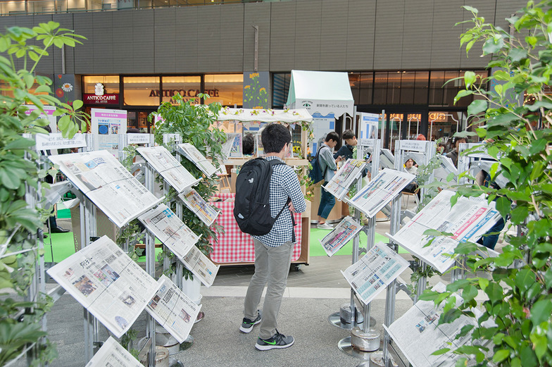 全国の新聞が並んだ