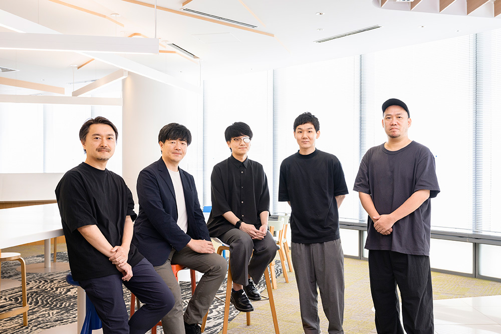 左から日立製作所 赤司卓也氏、越智啓之氏、電通デジタル 高橋優太氏、電通岸本和也氏、越智一仁氏