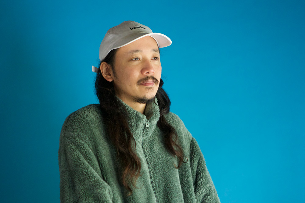 長久允氏：電通コンテンツビジネス・デザイン・センター　映画監督 1984年生まれ、東京都出身。2017年、監督作品「そうして私たちはプールに金魚を、」がサンダンス国際映画祭で日本人初短編部門グランプリを受賞。受賞歴にTCC新人賞、OCC最高新人賞、カンヌライオンズヤングライオンFILM部門メダリスト他。代表作に長編映画「WE ARE LITTLE ZOMBIES」、「デスデイズ」、WOWOWオリジナルドラマ「FM999」、GUCCIによる短編映画「Kaguya By Gucci」、羊文学「FOOL」MV　など。脚本家、舞台の演出家としても活動している。最新作はWOWOWオリジナルドラマ「オレは死んじまったゼ！」（柳楽優弥主演）が現在放送中。