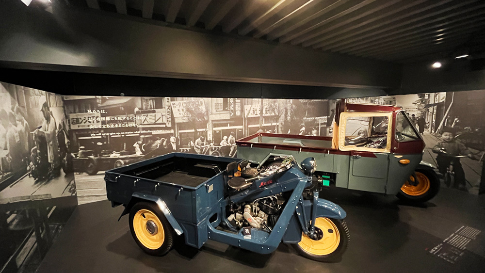 三輪トラック(筆者撮影)※終戦から4カ月後に生産が再開された三輪トラックはGA型で、展示車はGB型(終戦後に初めてフルモデルチェンジして発売したクルマ)