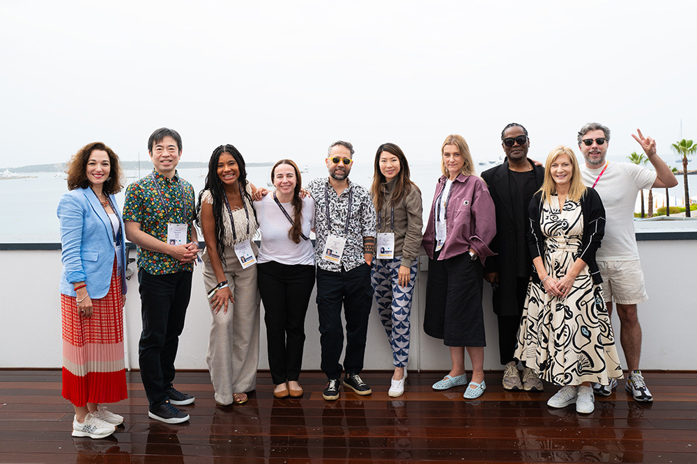 チタニウム部門の審査員たちと(左から二人目が佐々木氏)