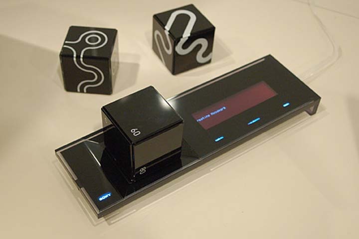 写真左のキューブを動かすと、ネットワークでつながったランプが点灯する。自分の好みの明るさ、位置を記録できる (Moodmark)-1