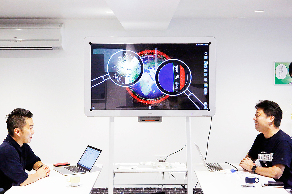 アストロスケールCEOの岡田氏(右)と電通の片貝氏(左)