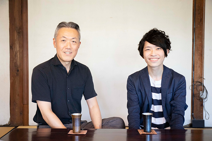 玉川堂 代表取締役7代目・玉川基行氏(写真左)と電通 第1統合ソリューション局・松崎 裕太氏(同右)。「職人とお客さまの距離を縮めることがブランディングだという信念の下、次々に革新的な手を打つ玉川堂に触れ、次世代のブランドコミュニティーの可能性を感じました」(松崎)