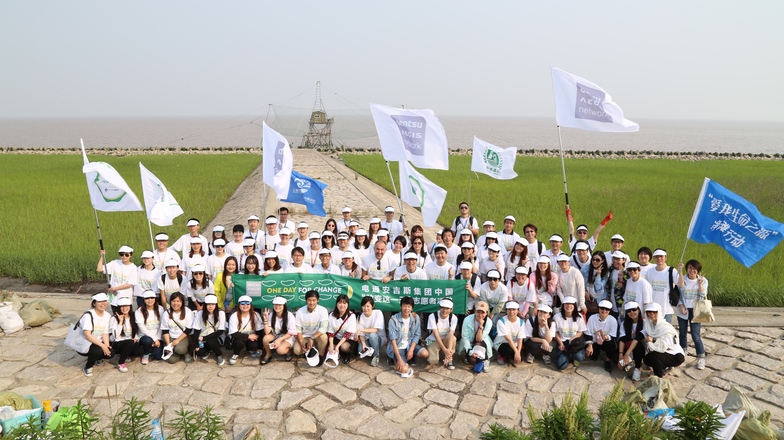 ビーチクリーン活動を行うDAN中国