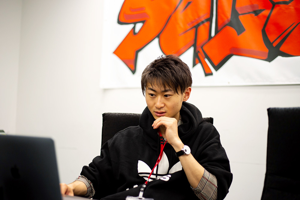 早川尚吾氏:CoeFont代表取締役CEO。2001年東京生まれ。幼少期はイギリスで育つ。高校時代に情報科学、特に、機械学習をスタンフォード大学の講義などで学ぶと同時に、個人事業主として働き始める。株式会社アースホールディングスと提携し、「AI Stylist(エーアイ・スタイリスト)」を企画・開発。2019年、「アプリ甲子園」で、第3位に入賞。20株式会社CoeFontを創業。現在は東京工業大学情報工学系に在学中。孫正義育英財団生。