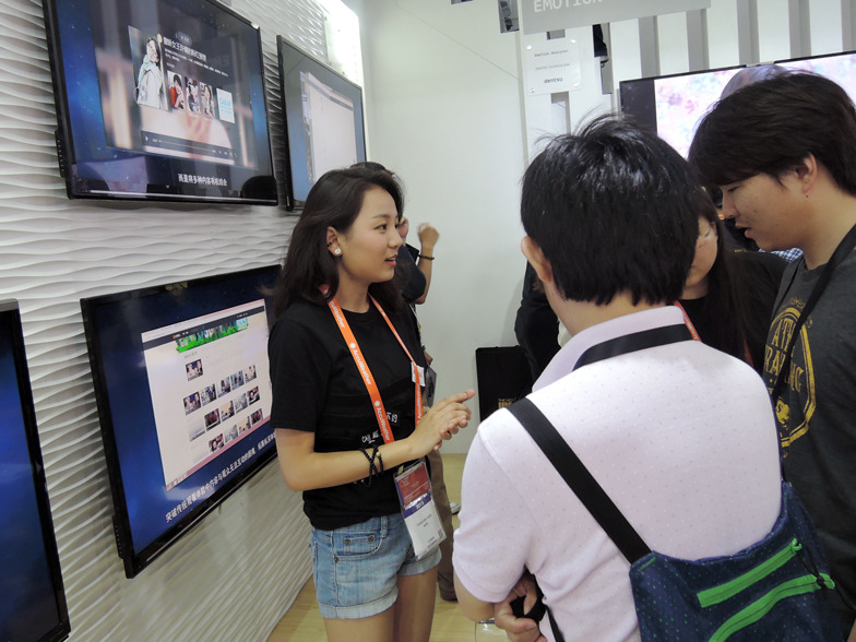 ブースでのデモンストレーション