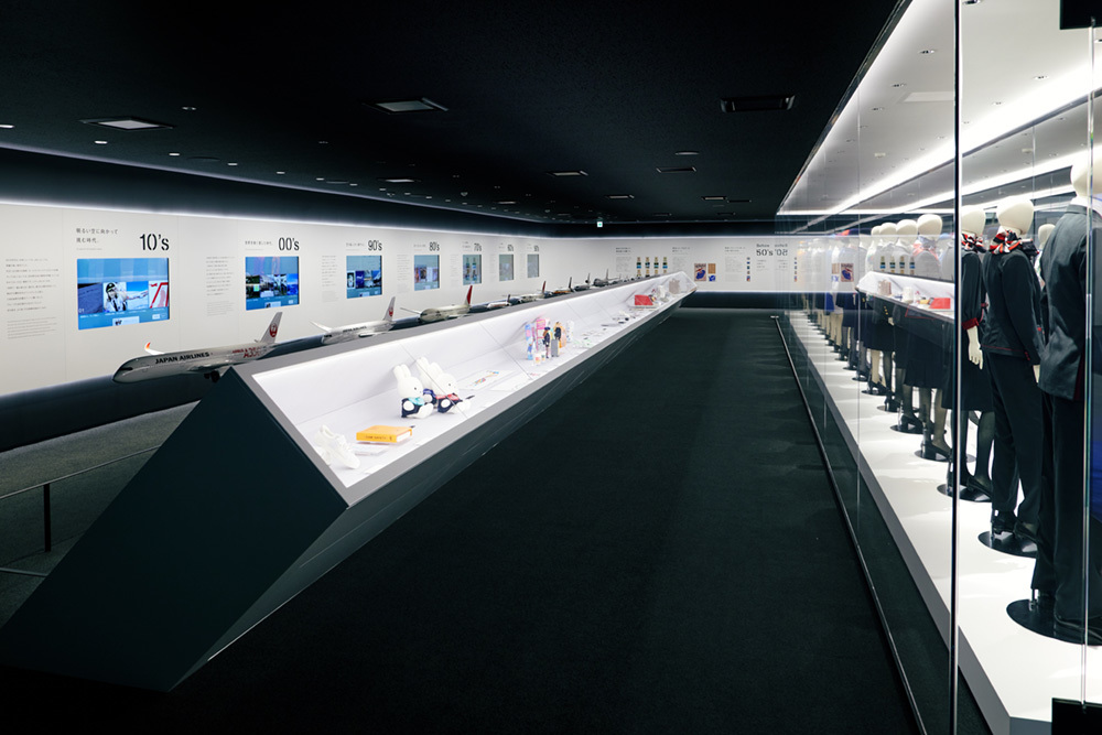 デジタル年表や数々のアーカイブ(写真提供:日本航空)