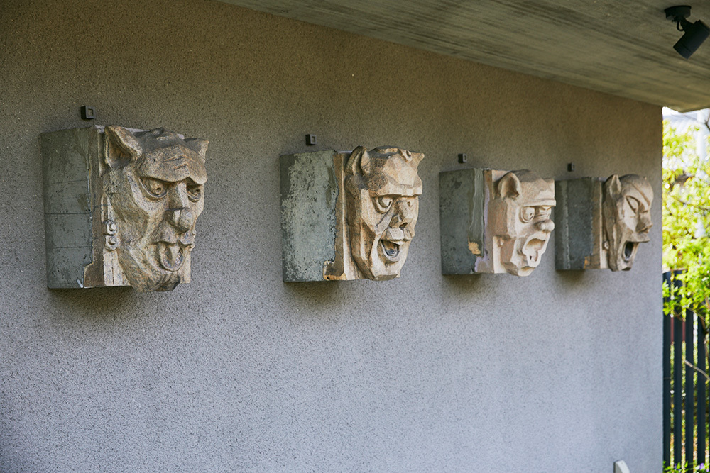 大阪ビル一号館の鬼面・獣面のテラコッタ(写真提供:INAXライブミュージアム)