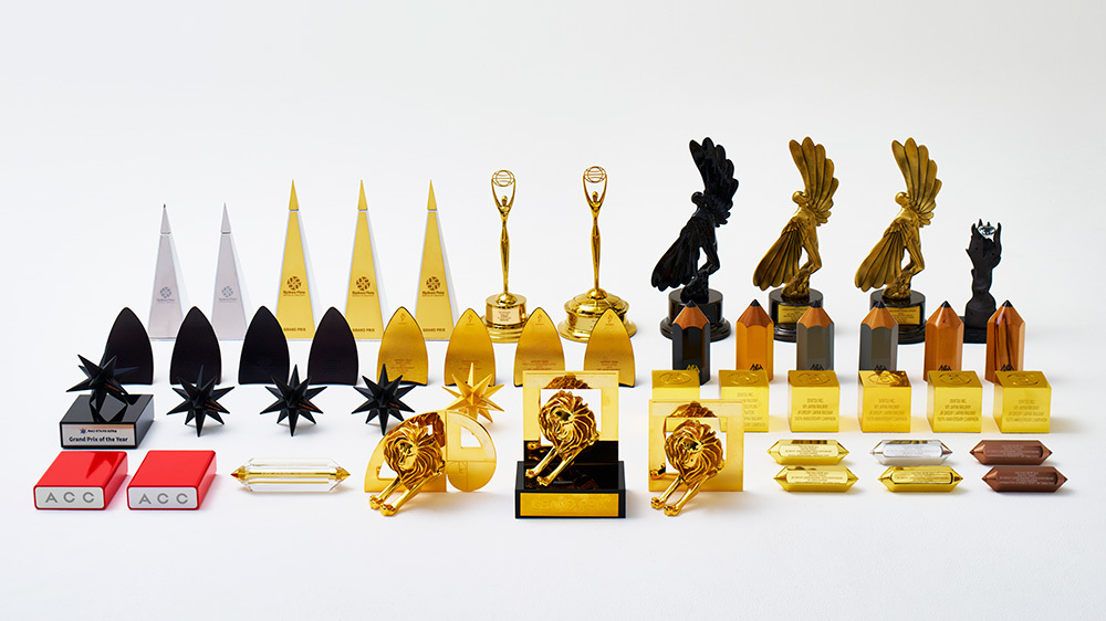 「MY JAPAN RAILWAY」が2023~24年に受賞したアワードの記念トロフィー