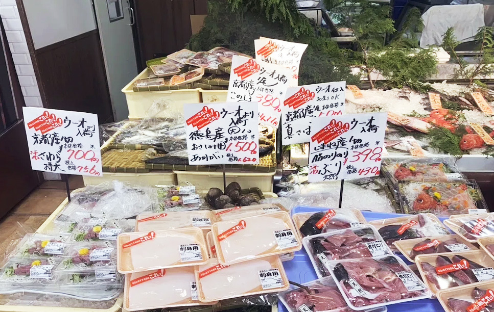 UUUOが2024年に新規開拓した高品質スーパー「アバンセ」の売り場。全国から仕入れた新鮮な水産物を求めて、多くの魚好きが集まるお店だ。